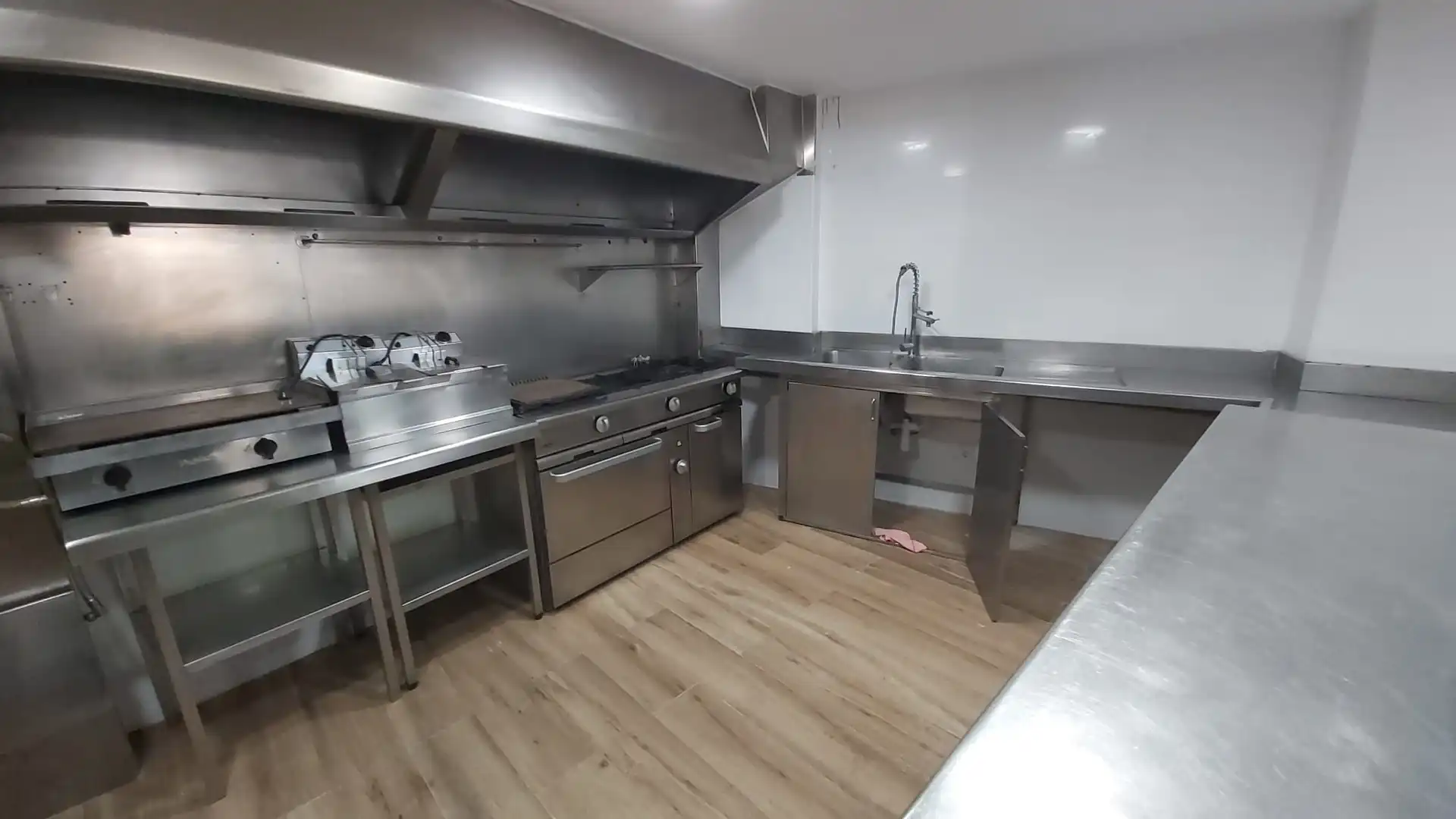Cocina de Local en venta en Cerdanyola del Vallès con Aire acondicionado