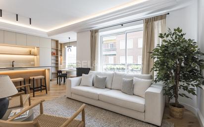 Sala d'estar de Apartament en venda en  Madrid Capital amb Aire condicionat