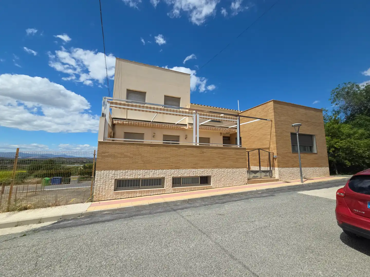 Chalet con jardín en venta en Calle Italia