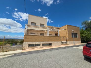 Chalet con jardín en venta en Calle Italia