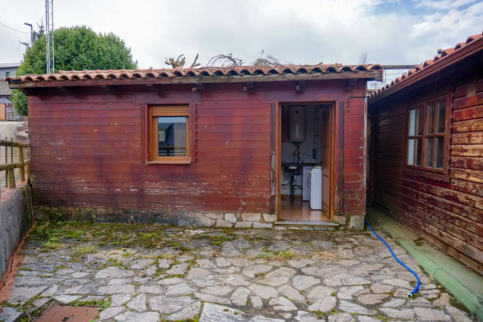 Vista exterior de Casa o xalet en venda en Villagatón amb Aire condicionat, Calefacció i Jardí privat