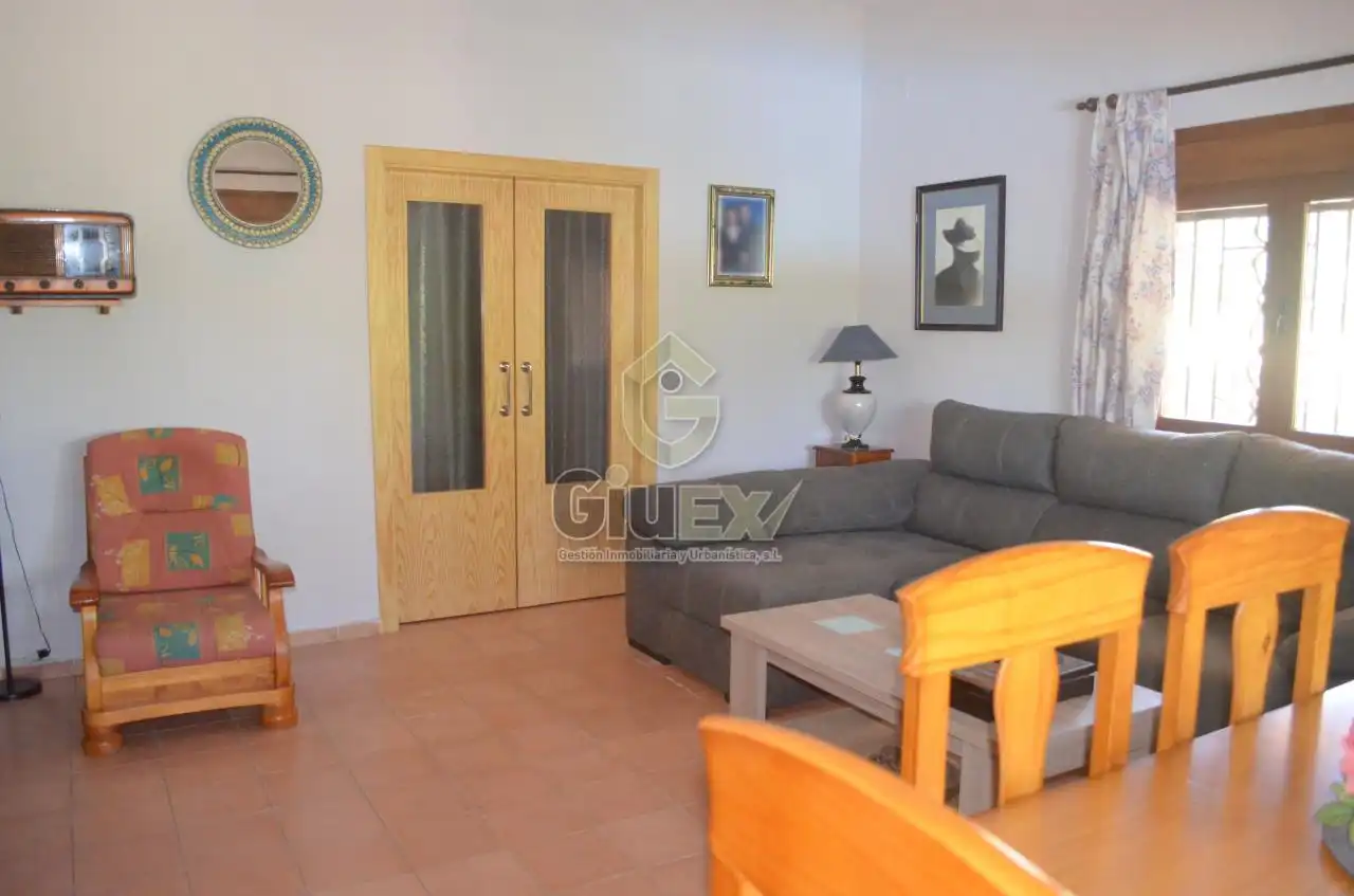 Sala de estar de Casa o chalet en venta en Arroyo de la Luz con Calefacción, Jardín privado y Amueblado