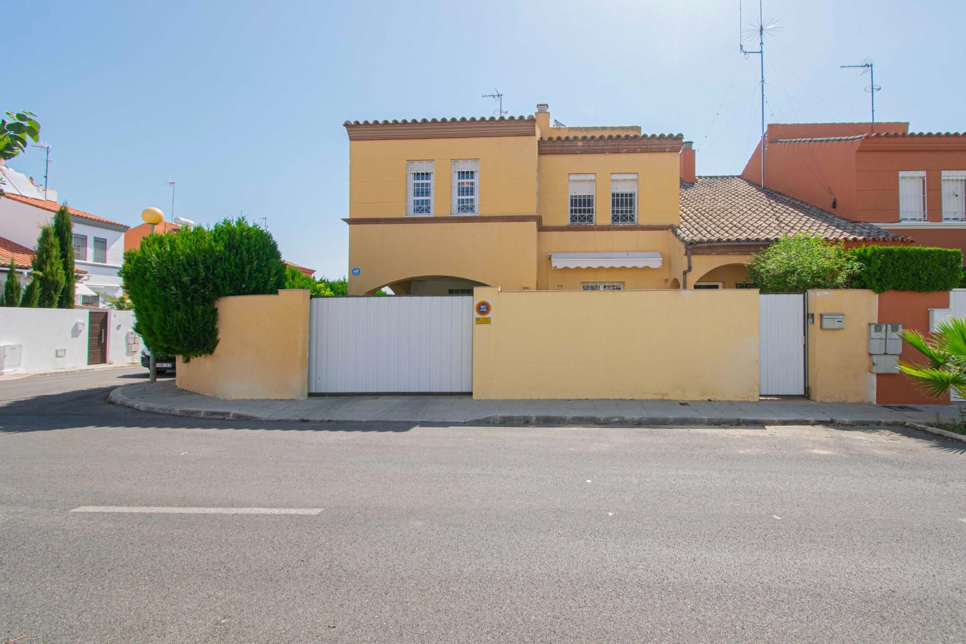 Vista exterior de Casa adosada en venta en Mairena del Aljarafe con Aire acondicionado, Calefacción y Jardín privado