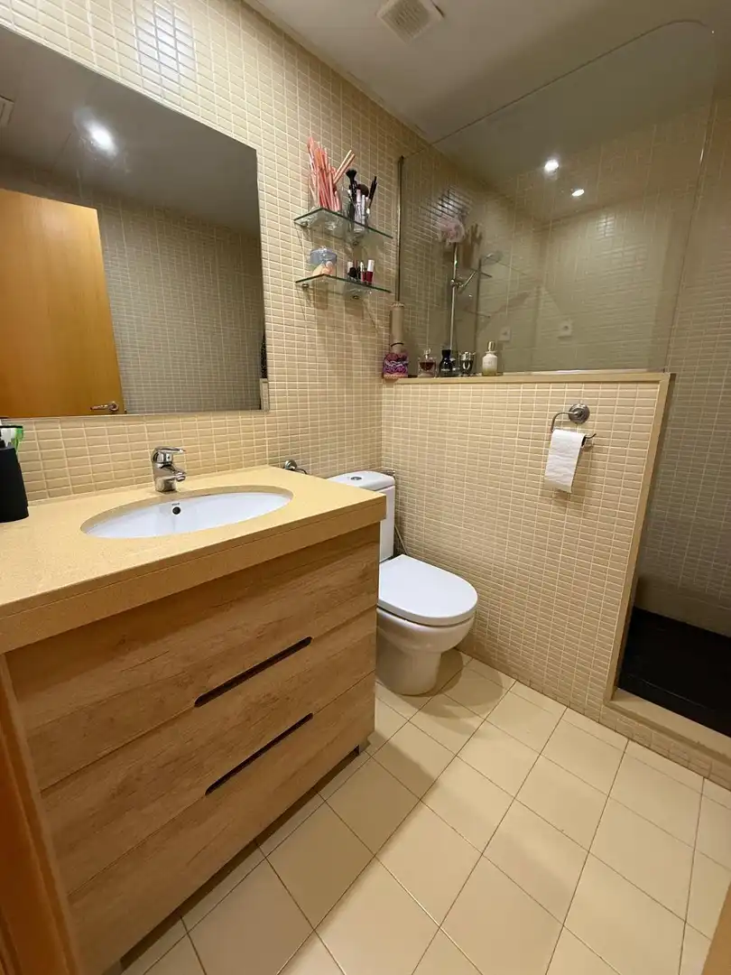 Badezimmer von Maisonette zum Verkauf in L'Hospitalet de Llobregat mit Klimaanlage, Heizung und Parkett