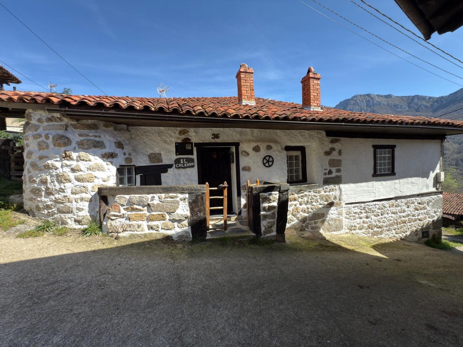 Vista exterior de Casa o xalet en venda en Quirós amb Calefacció, Jardí privat i Terrassa