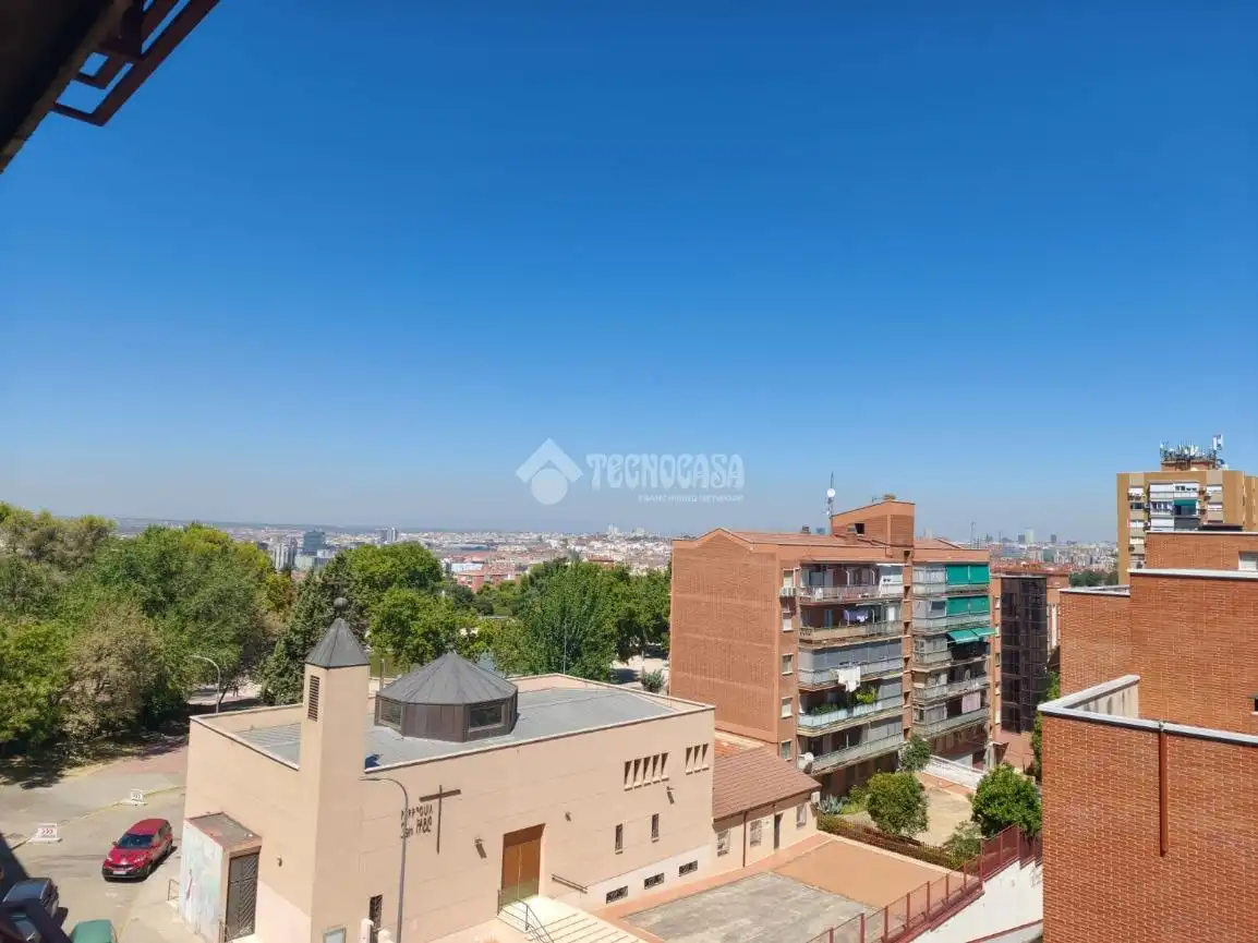 Vista exterior de Piso en venta en Madrid con Calefacción y Terraza