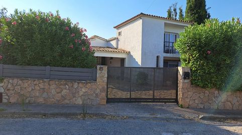 Casa individual con piscina.