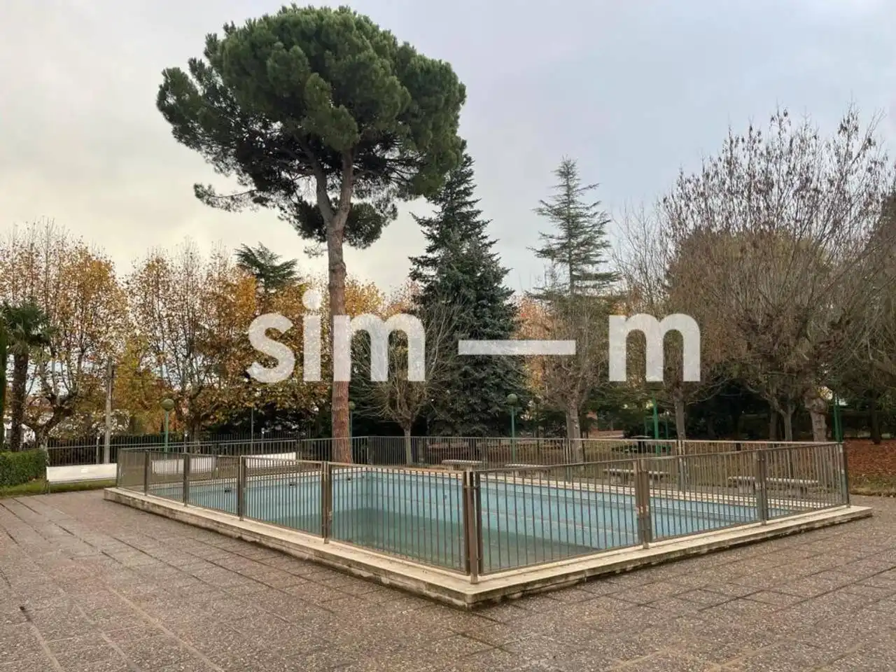 Schwimmbecken von Gebäude zum Verkauf in Tona
