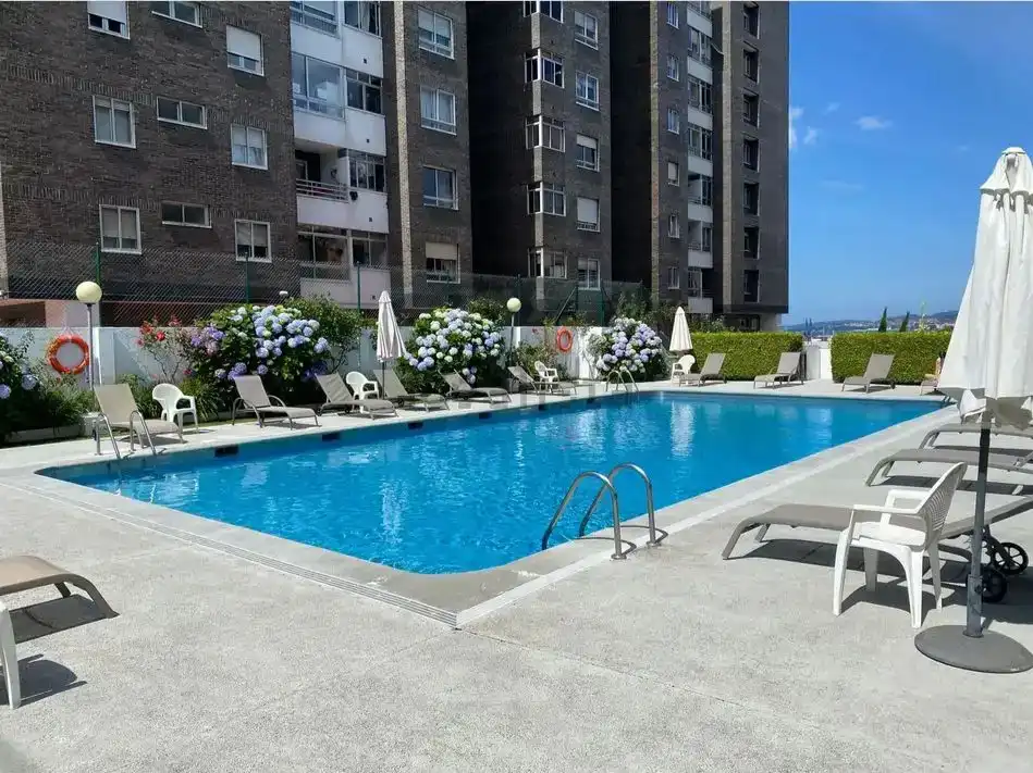Piscina de Apartament en venda en Vigo  amb Jardí privat, Parquet i Traster