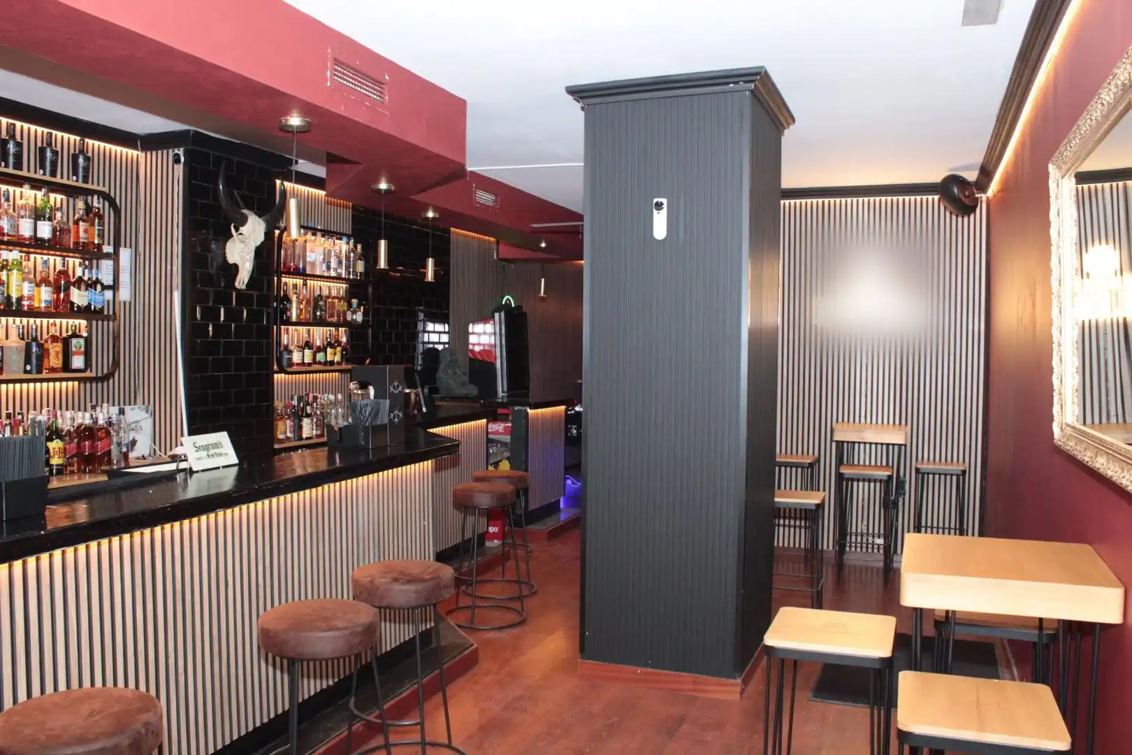 Commercial properties for rent in Calle Betis, Triana Casco Antiguo