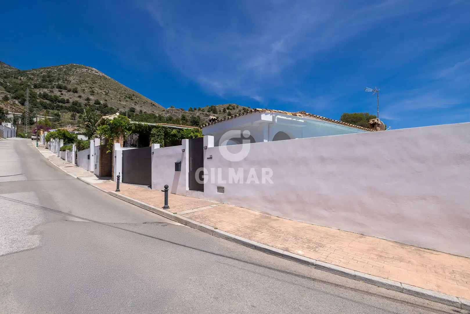 Vista exterior de Casa o xalet en venda en Benalmádena amb Jardí privat i Piscina