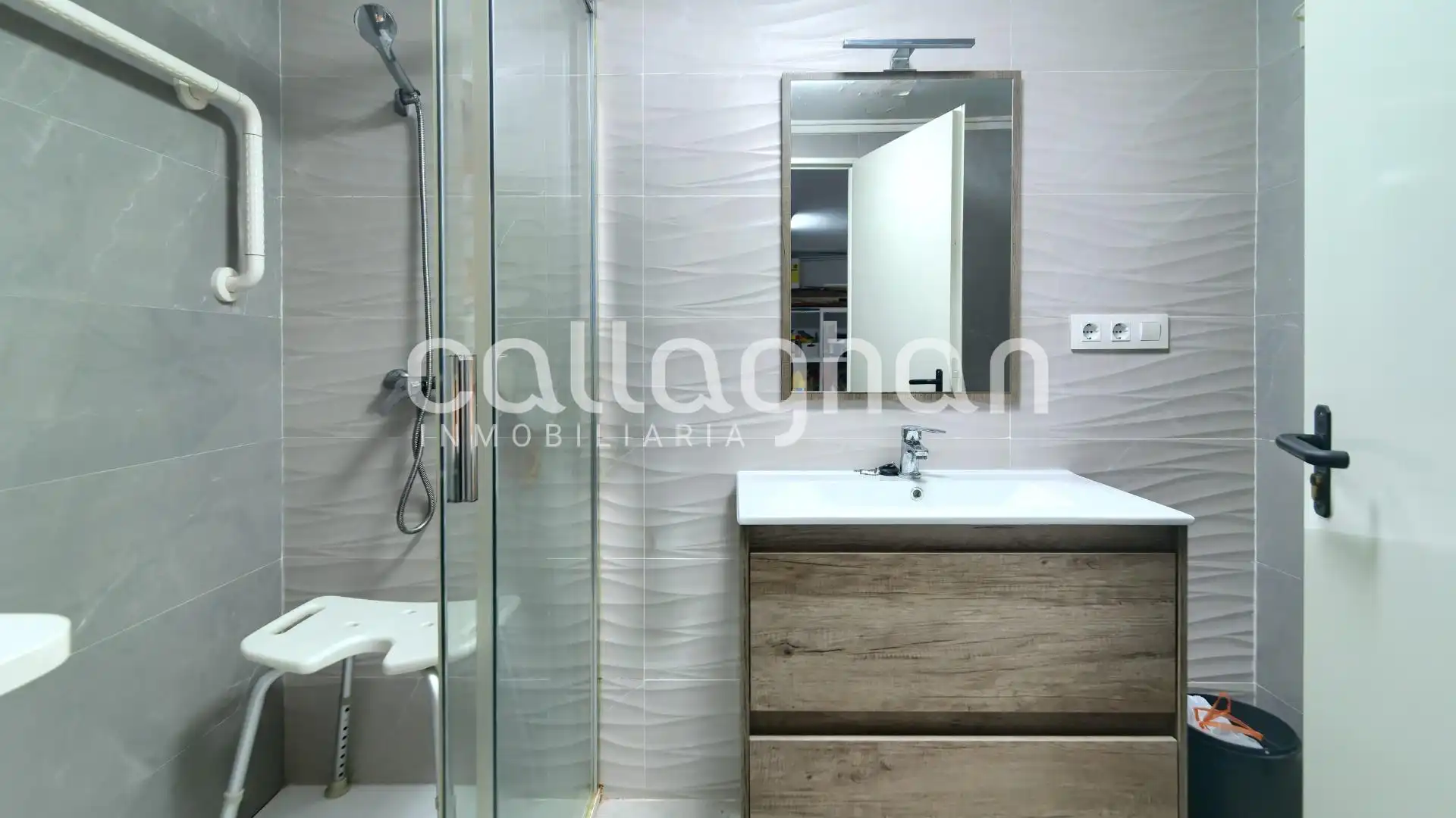 Bathroom of Flat for sale in Pedralba  with Air Conditioner, Heating and Terrace