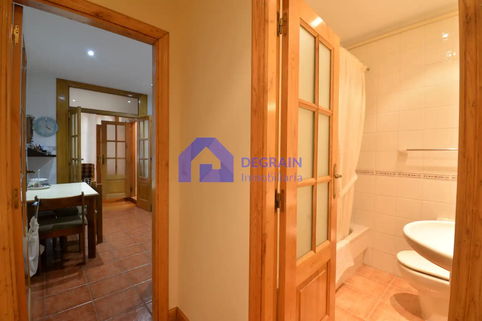 Bathroom of Flat for sale in Oviedo   with Heating, Parquet flooring and Terrace