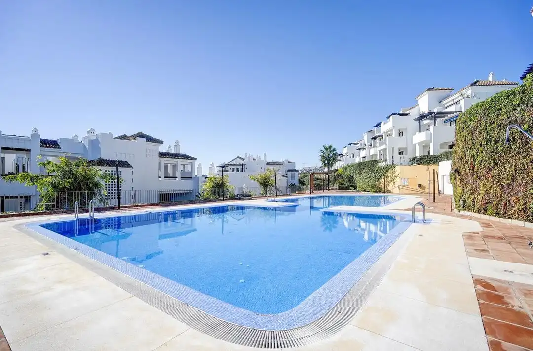 Piscina de Pis de lloguer en La Alcaidesa amb Aire condicionat, Calefacció i Terrassa