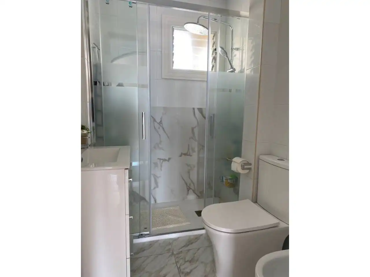 Baño de Piso de alquiler en Vilanova i la Geltrú con Aire acondicionado, Calefacción y Terraza