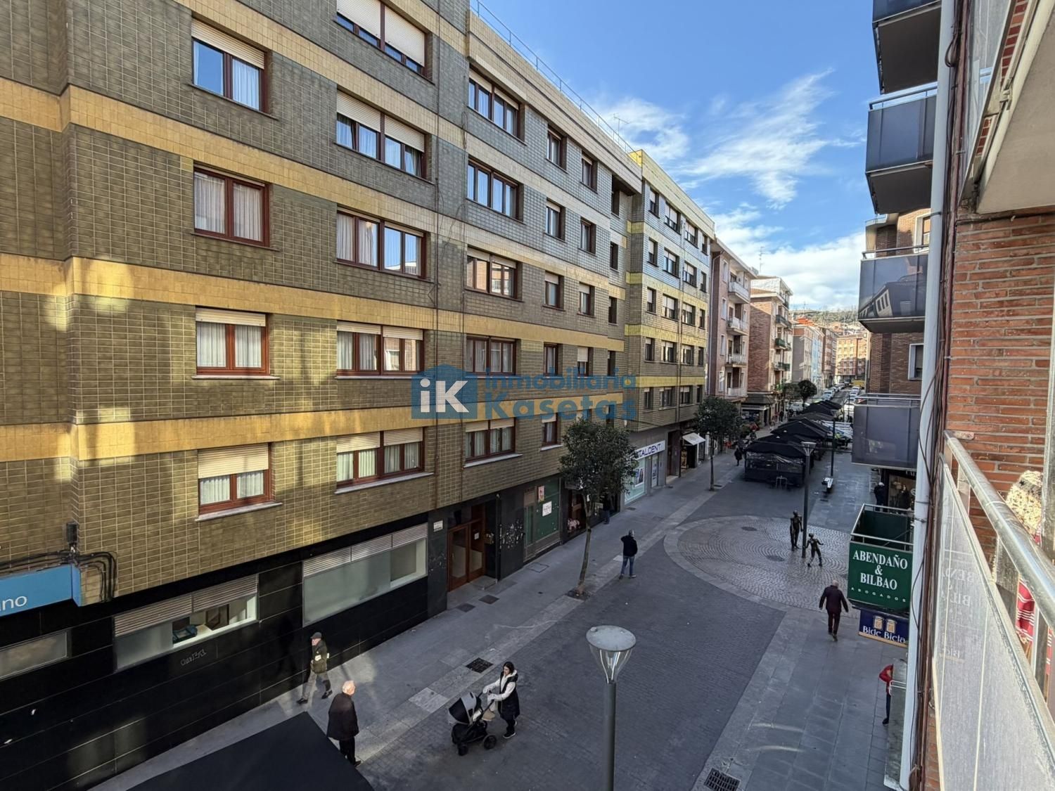 Vista exterior de Pis en venda en Basauri  amb Calefacció i Terrassa