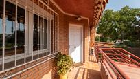 Vista exterior de Casa adosada en venda en Móstoles amb Aire condicionat, Terrassa i Balcó