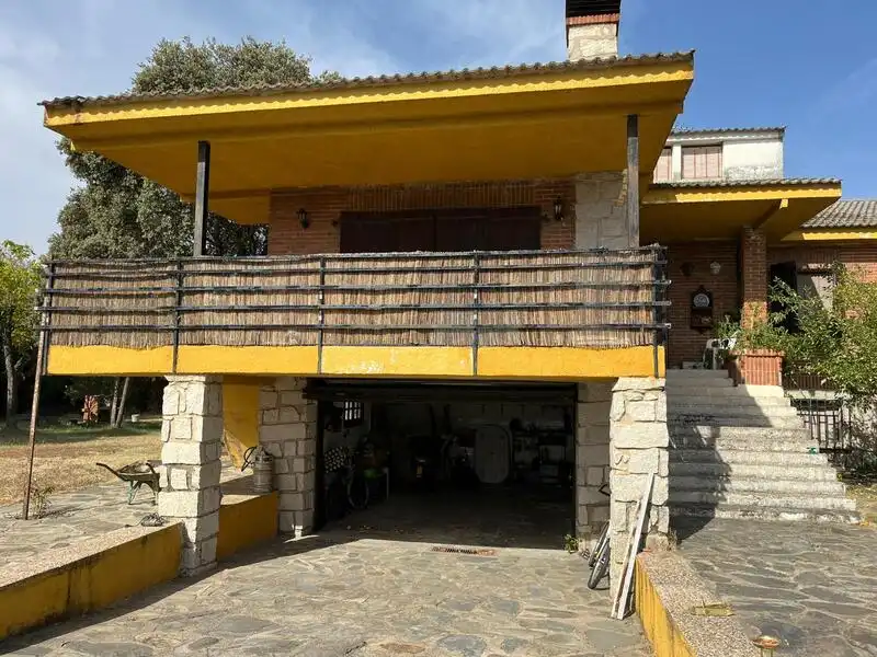 Vista exterior de Casa o chalet en venta en Cazalegas con Piscina