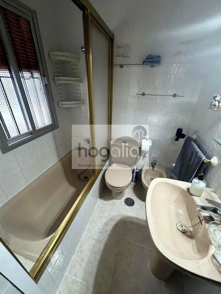 Badezimmer von Wohnung zur Miete in Sevilla mit Klimaanlage und Möbliert