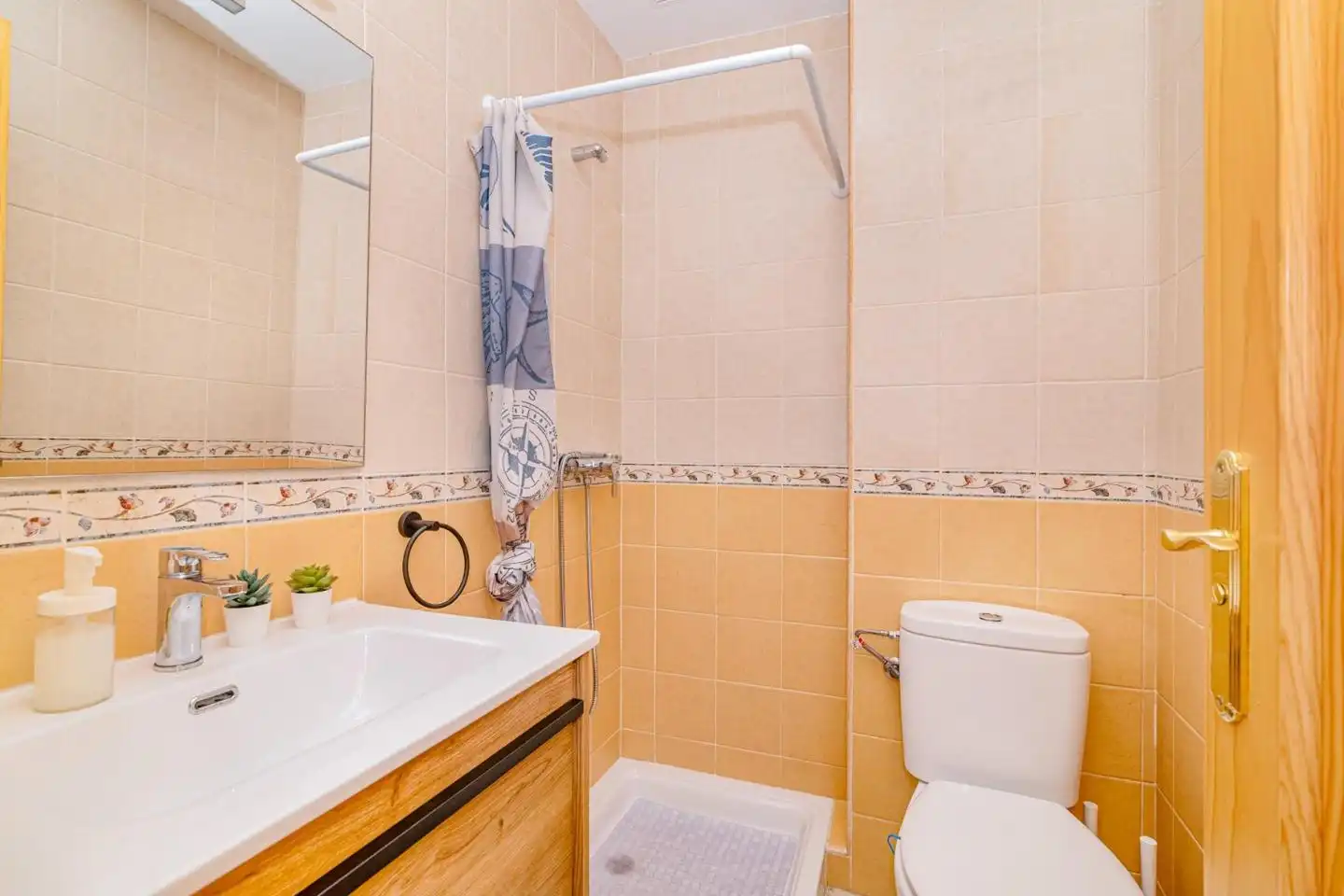 Baño de Piso en venta en Gualchos con Terraza y Balcón