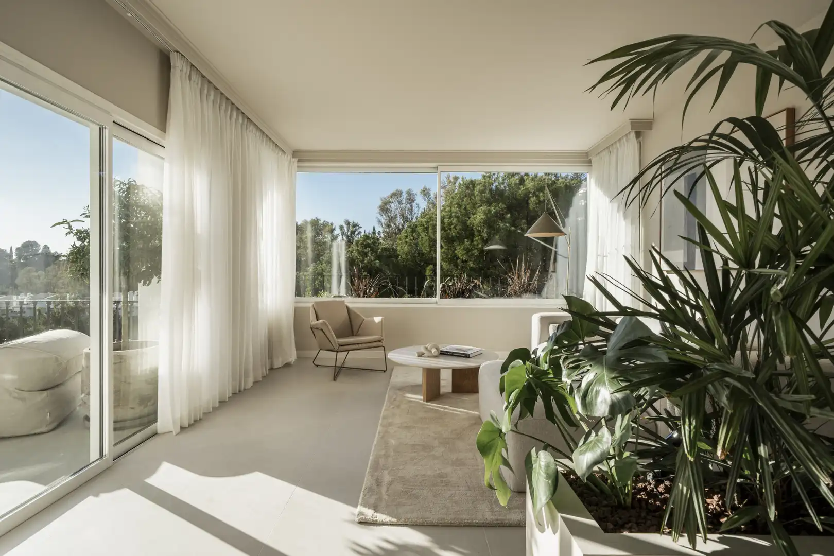 Living room of Apartments for sale in Benahavís  with Air Conditioner, Terrace and Swimming Pool