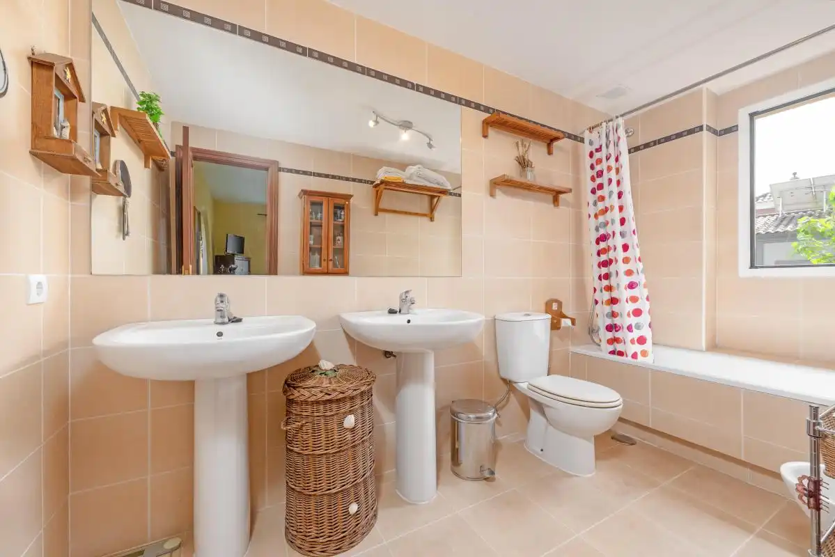 Baño de Casa adosada en venta en Espartinas con Calefacción y Amueblado