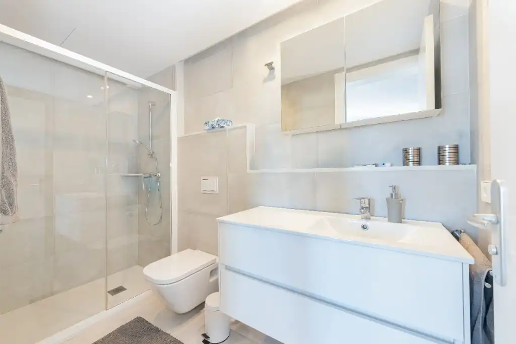 Badezimmer von Einfamilien-Reihenhaus zum Verkauf in Pollença mit Klimaanlage, Heizung und Privatgarten