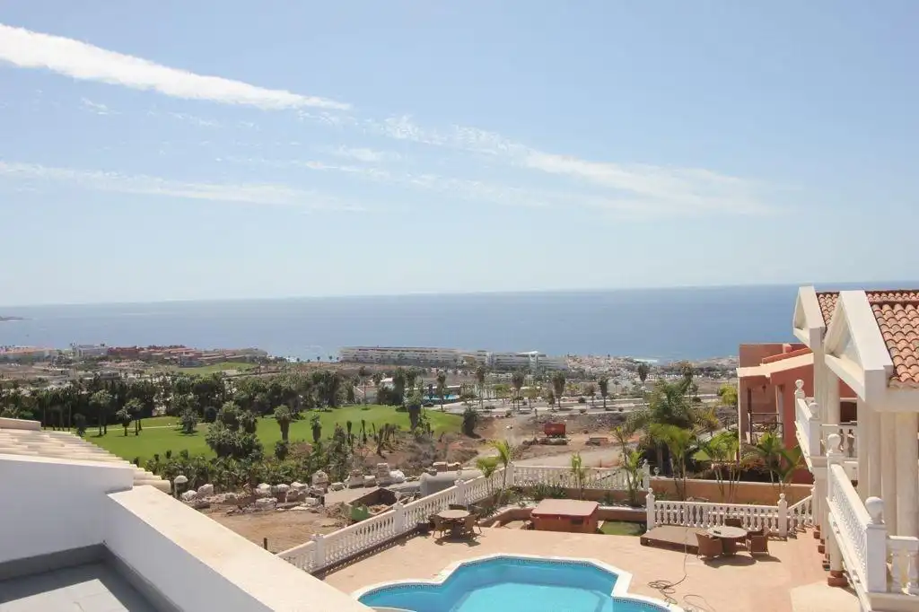 Vista exterior de Casa o xalet en venda en Adeje amb Aire condicionat, Calefacció i Jardí privat