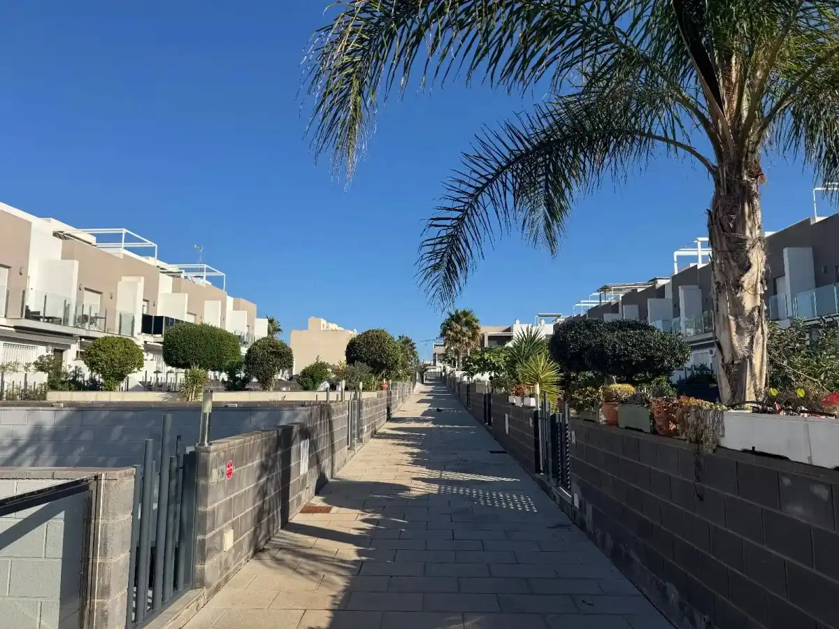 Vista exterior de Casa adosada en venta en Torrevieja con Aire acondicionado, Jardín privado y Amueblado