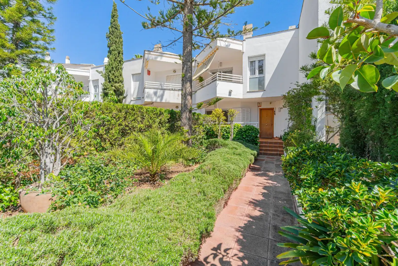 Außenansicht von Einfamilien-Reihenhaus zum Verkauf in  Palma de Mallorca mit Klimaanlage, Heizung und Privatgarten