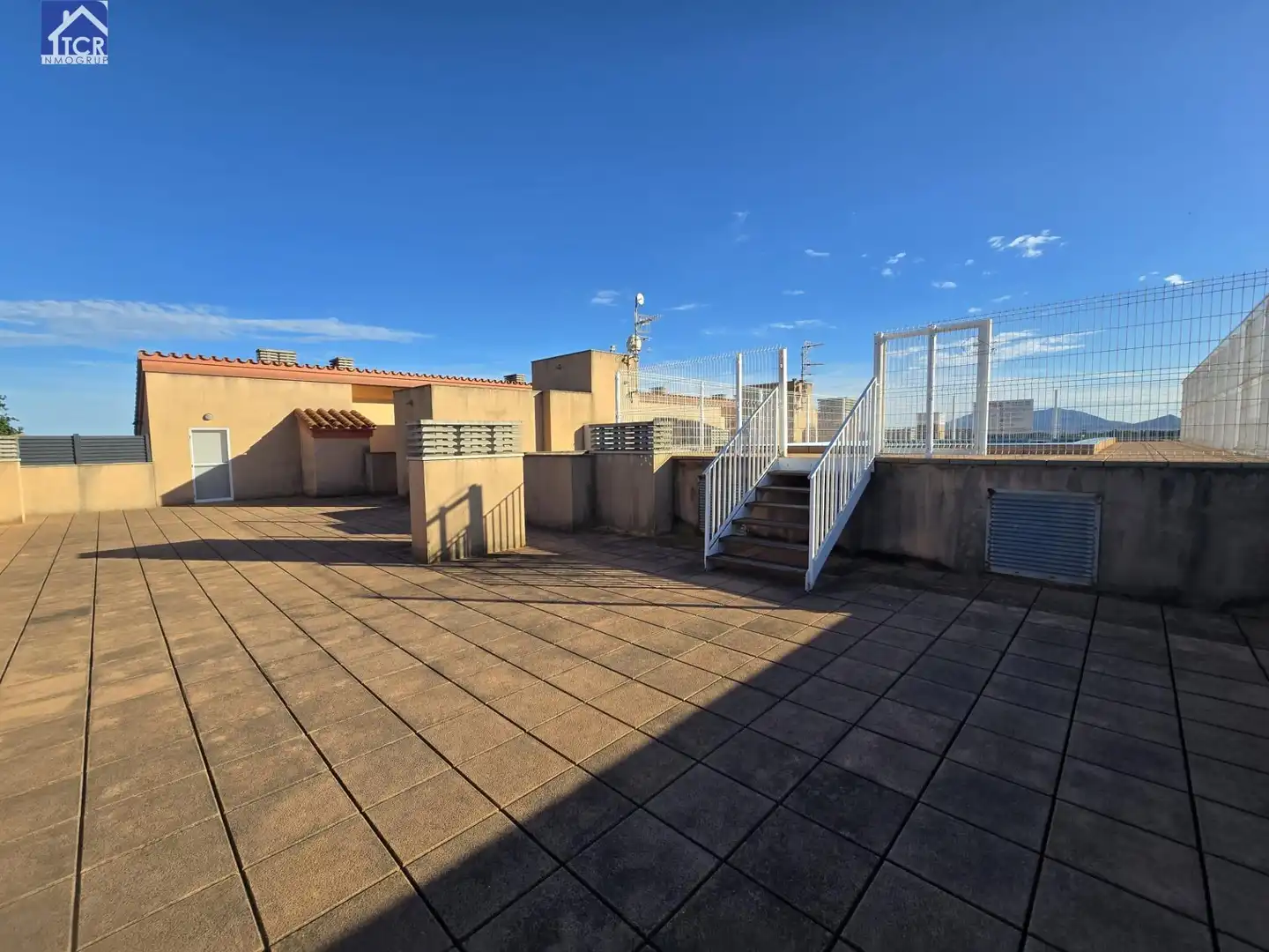 Terrasse von Wohnung zum Verkauf in Camarles mit Klimaanlage, Balkon und Gemeinschaftspool
