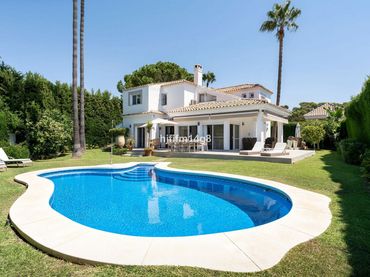 Xalet amb piscina en venda a Calle Aries 8H