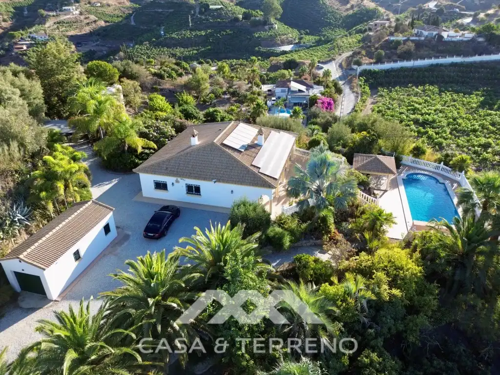 Vista exterior de Casa o chalet en venta en Vélez-Málaga con Jardín privado, Terraza y Piscina