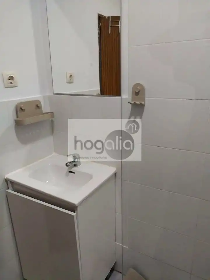 Badezimmer von Wohnung zur Miete in Sevilla mit Klimaanlage, Terrasse und Möbliert