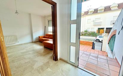 Vista exterior de Casa adosada en venda en Mérida amb Aire condicionat, Parquet i Terrassa