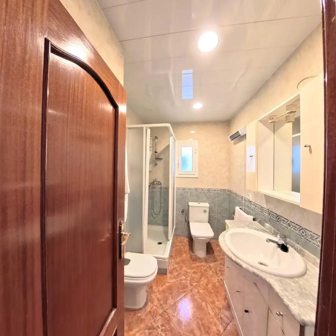 Baño de Piso en venta en Barcelona con Balcón y Alarma