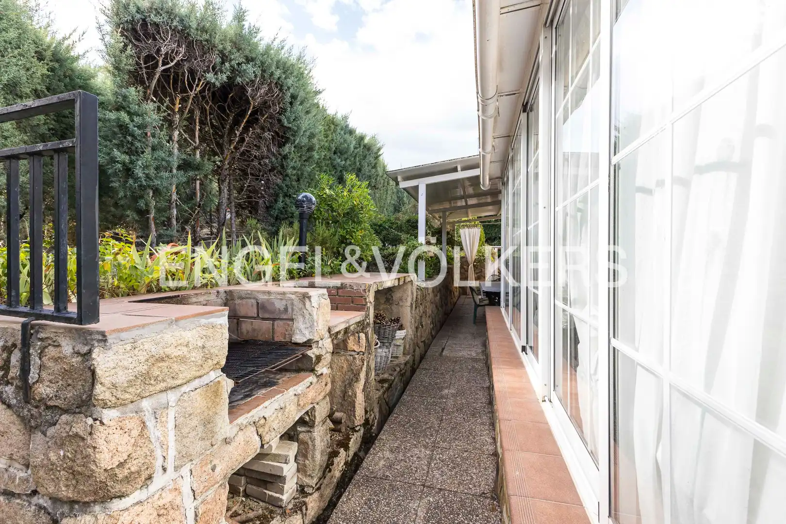 Vista exterior de Casa o xalet en venda en Tres Cantos amb Calefacció, Jardí privat i Parquet