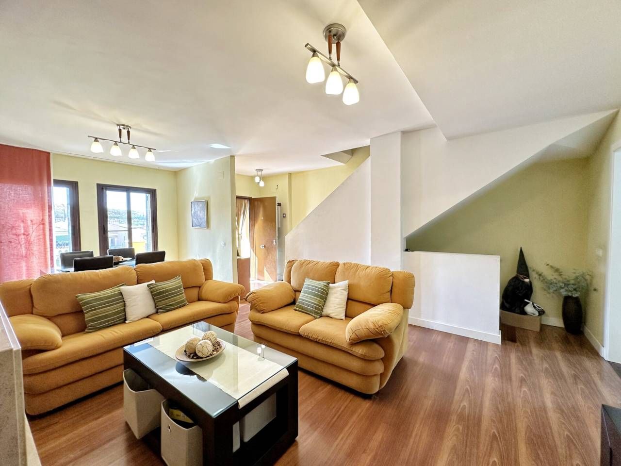 Sala d'estar de Casa adosada en venda en Rincón de la Victoria amb Aire condicionat, Terrassa i Moblat
