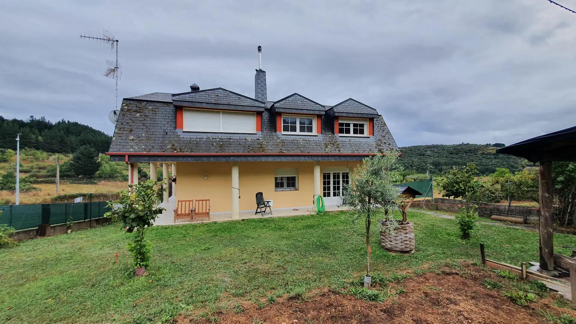 Vista exterior de Casa o chalet en venta en Vega de Espinareda con Calefacción, Jardín privado y Terraza