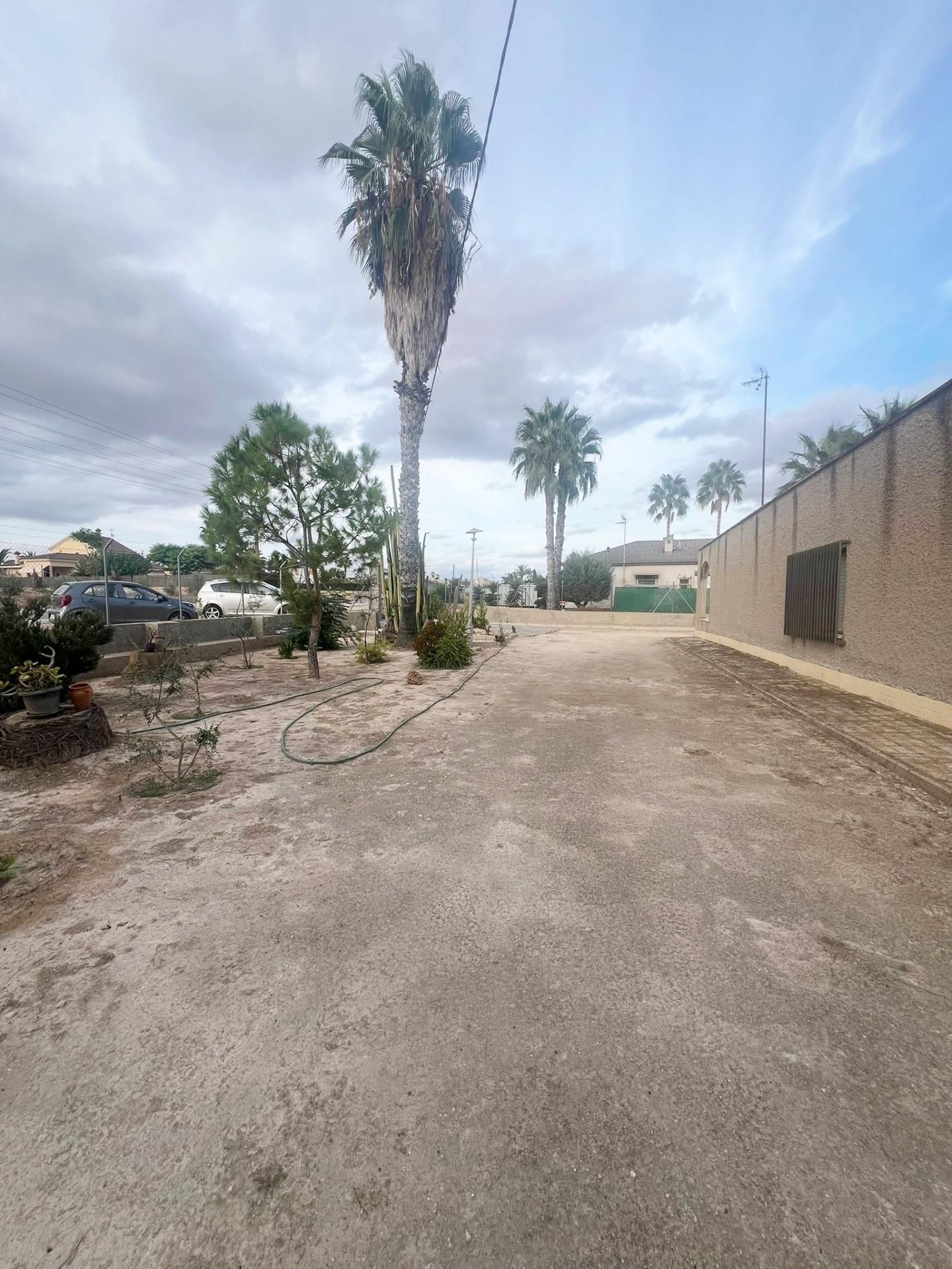 Vista exterior de Casa o xalet en venda en Elche / Elx amb Jardí privat, Terrassa i Piscina