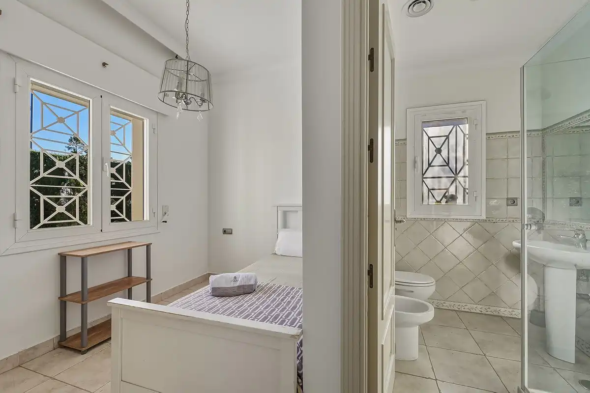 Dormitori de Casa adosada en venda en Marbella amb Aire condicionat, Terrassa i Traster