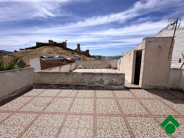 Casa aparellada amb balcó en venda a Álora