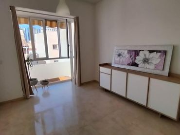 Pis amb balcó en venda a CAPUCHINOS