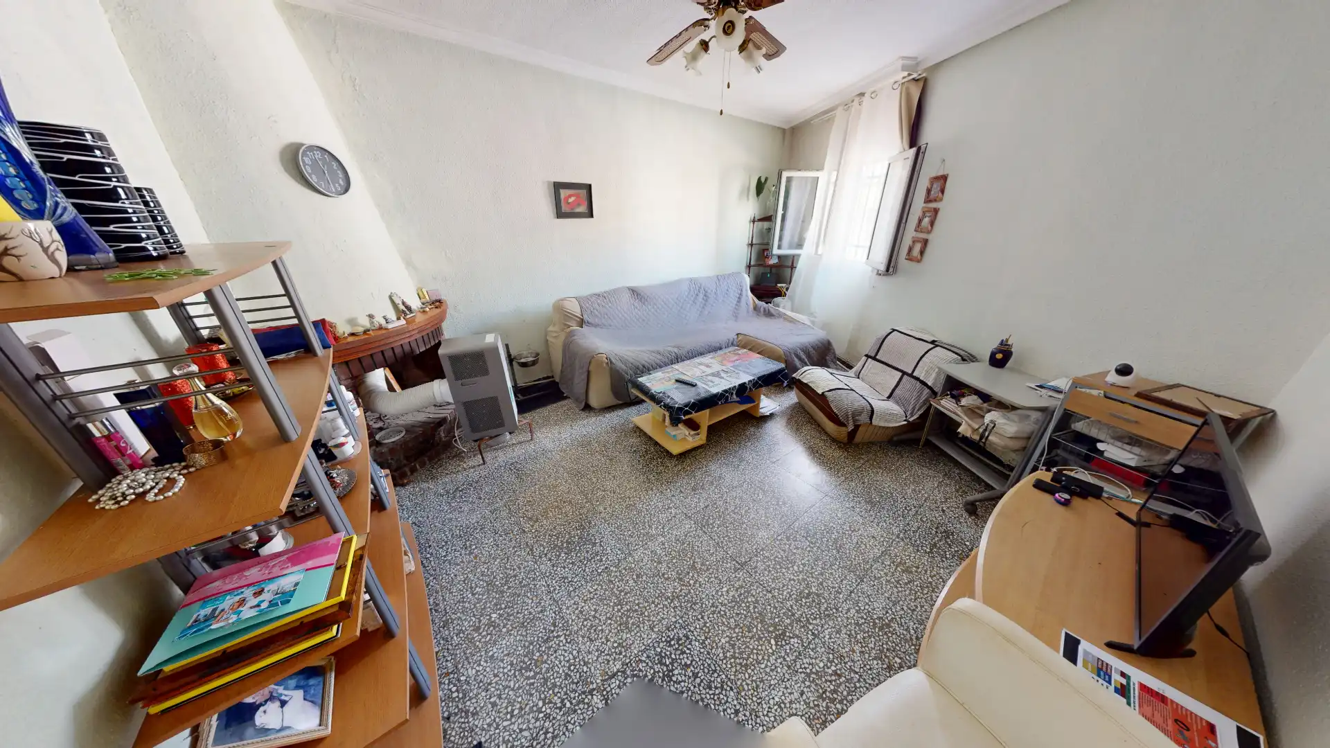 Sala d'estar de Casa adosada en venda en Algueña amb Calefacció, Terrassa i Moblat