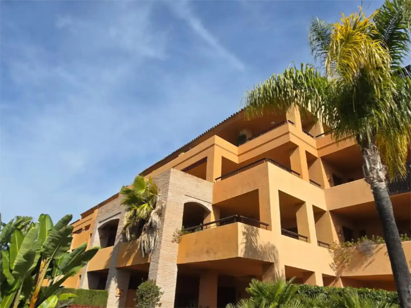 Vista exterior de Apartament en venda en Marbella amb Aire condicionat i Piscina