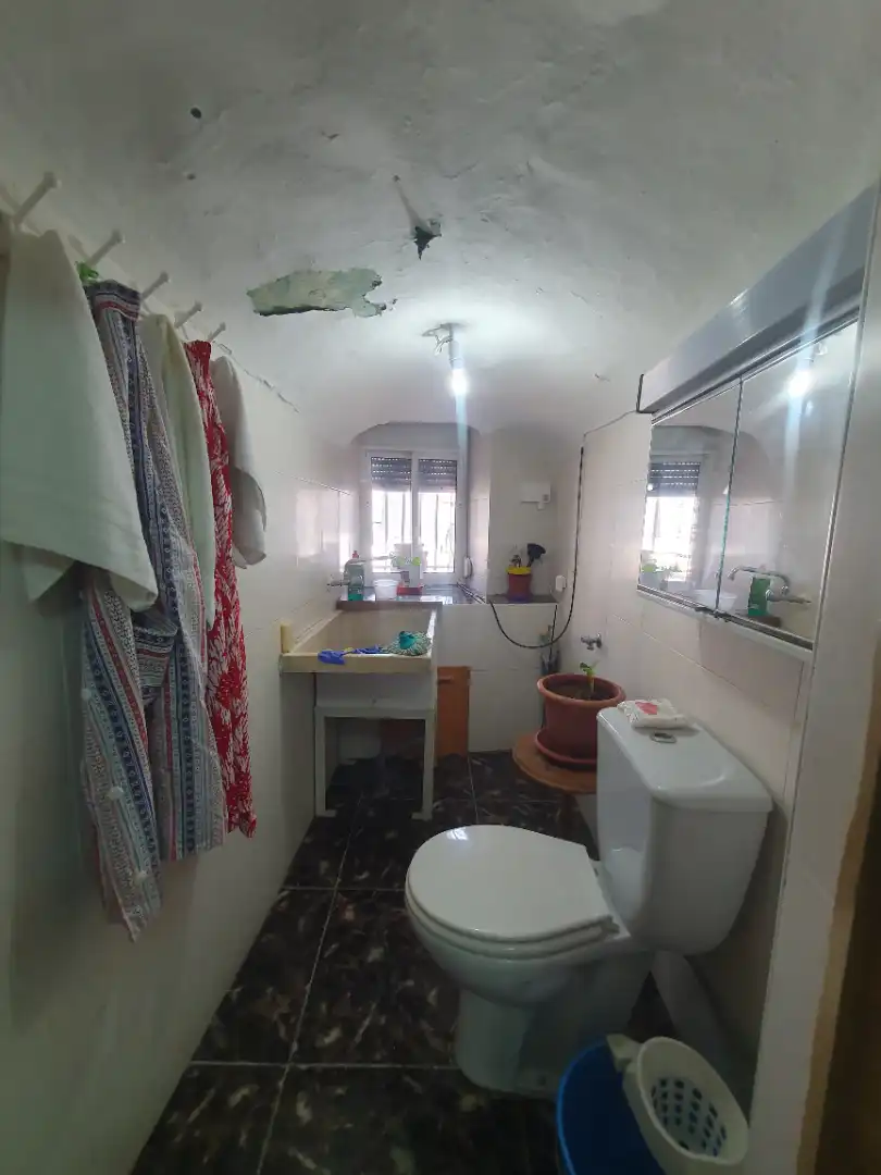 Bany de Casa o xalet en venda en Guadix amb Terrassa, Traster i Moblat