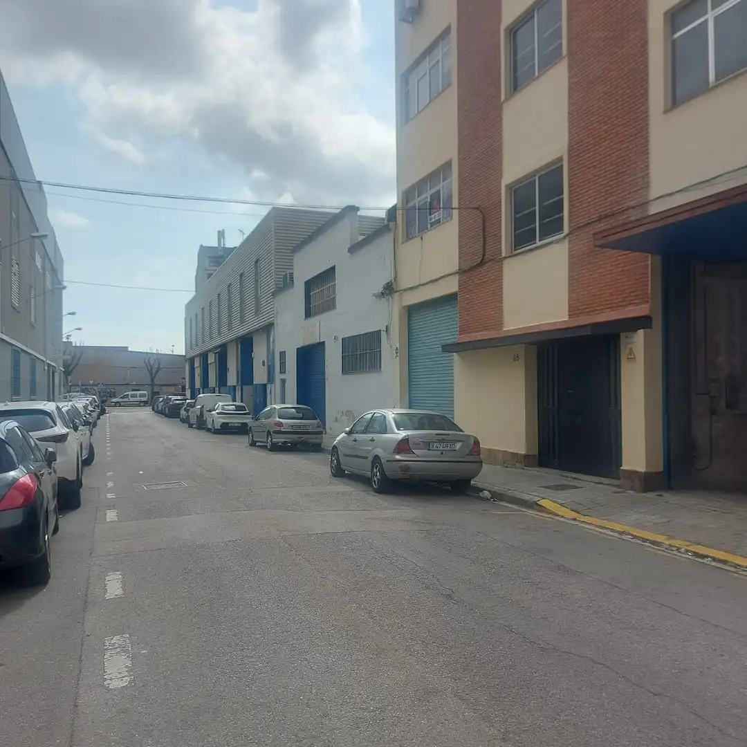 Vista exterior de Local en venta en L'Hospitalet de Llobregat con Alarma
