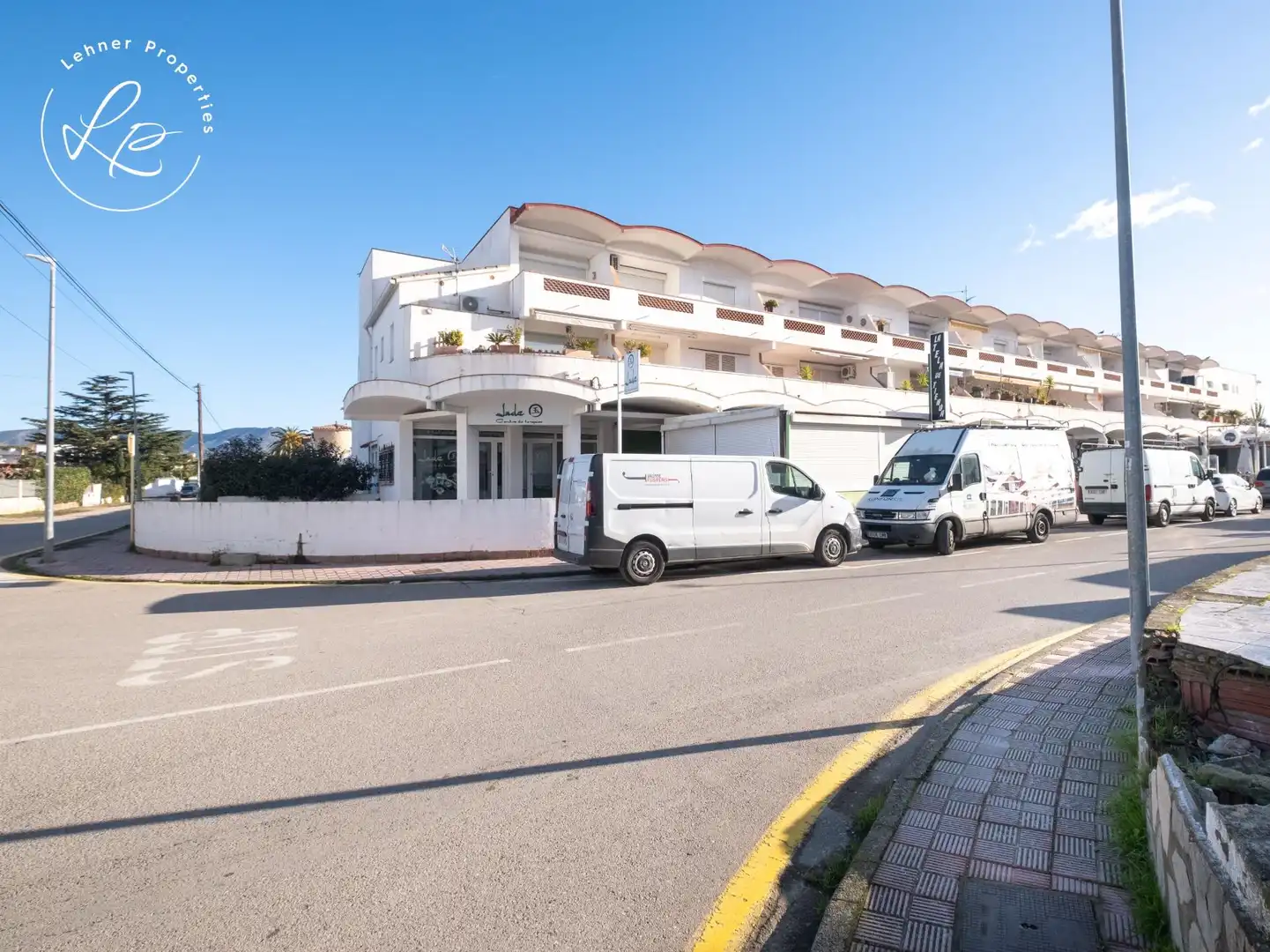 Vista exterior de Local en venda en Empuriabrava amb Aire condicionat
