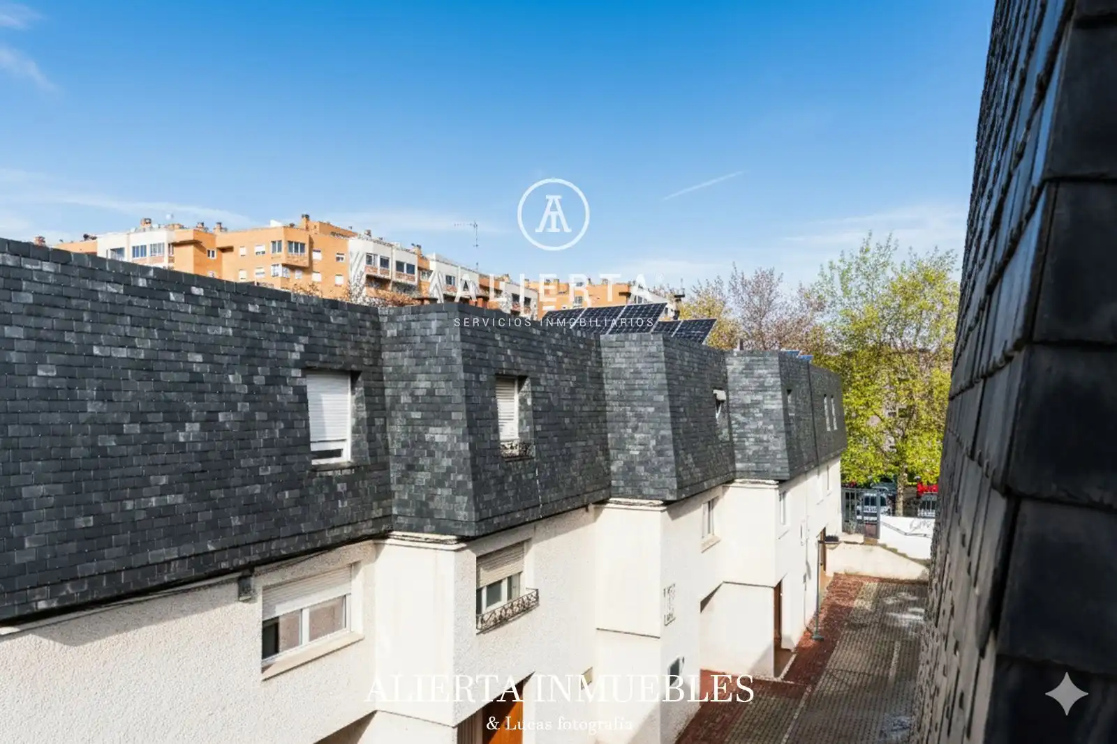 Vista exterior de Casa o chalet en venta en Zaragoza con Calefacción y Trastero