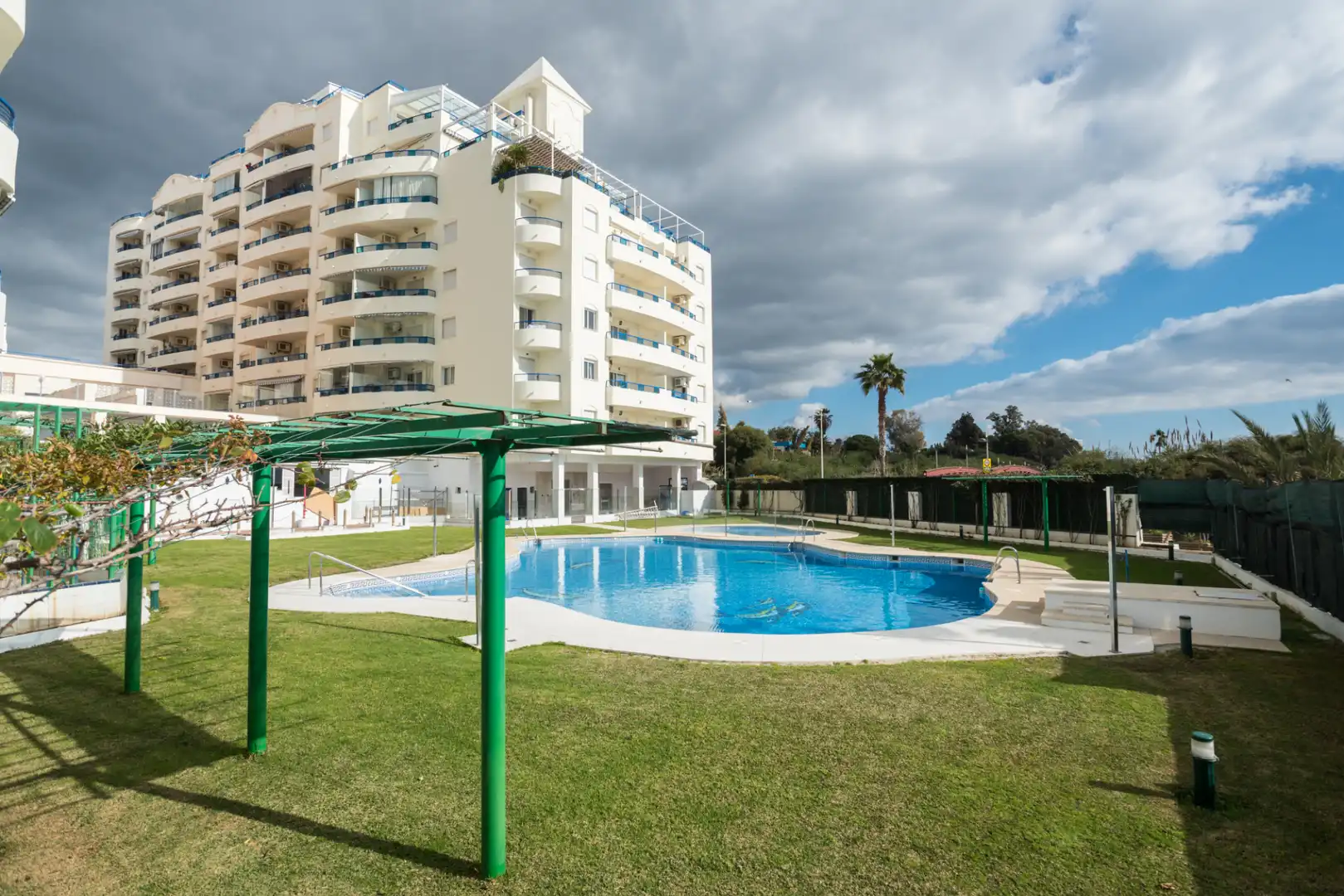 Piscina de Pis en venda en Marbella amb Aire condicionat, Terrassa i Piscina comunitària